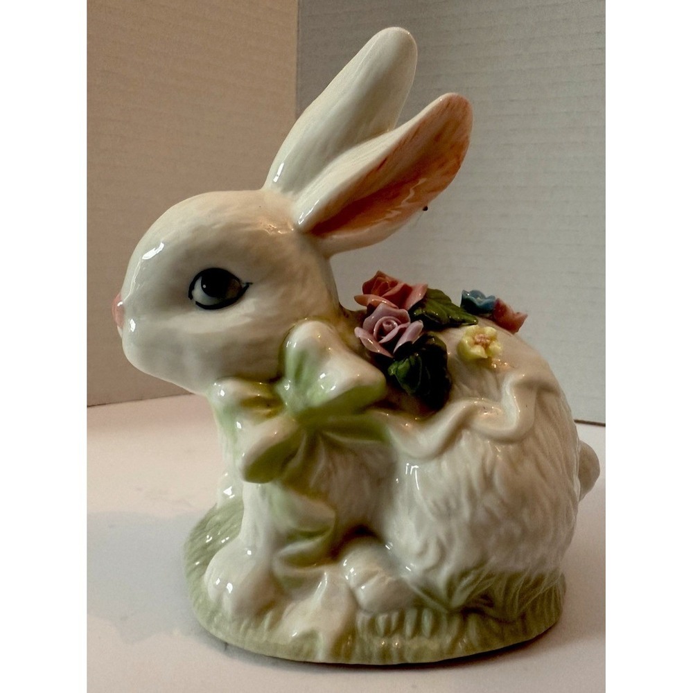 Vintage Heritage House Porcelain Bunny Music Box Floral Grandma‎ "Cuddles"